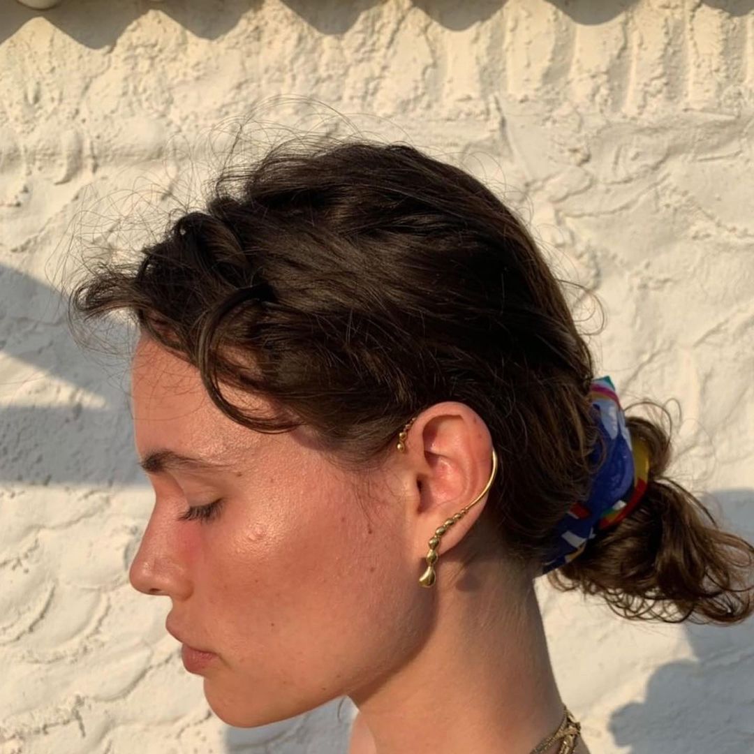 simonenoa is wearing Memories S Earrings in Gold Vermeil