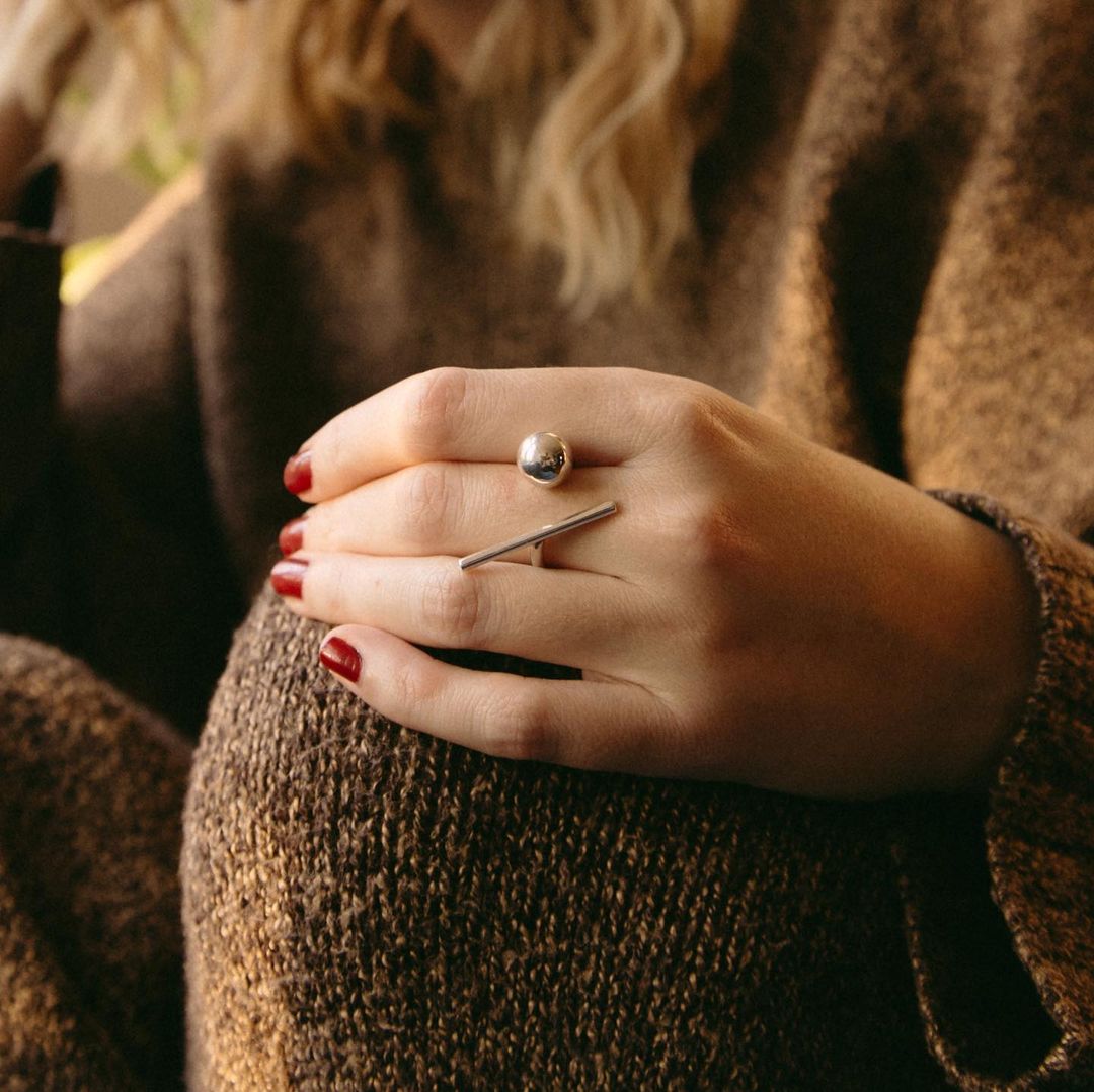 chaudlamouette is wearing Single Glow Ring