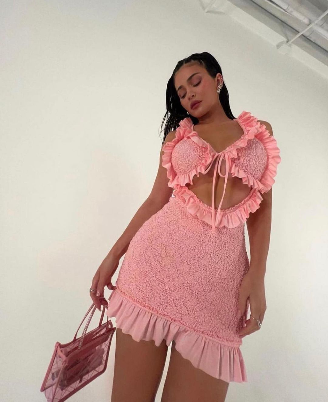 Kylie Jenner lleva el anillo Hope Open Ring en la sesión de fotos de Kylie Cosmetics