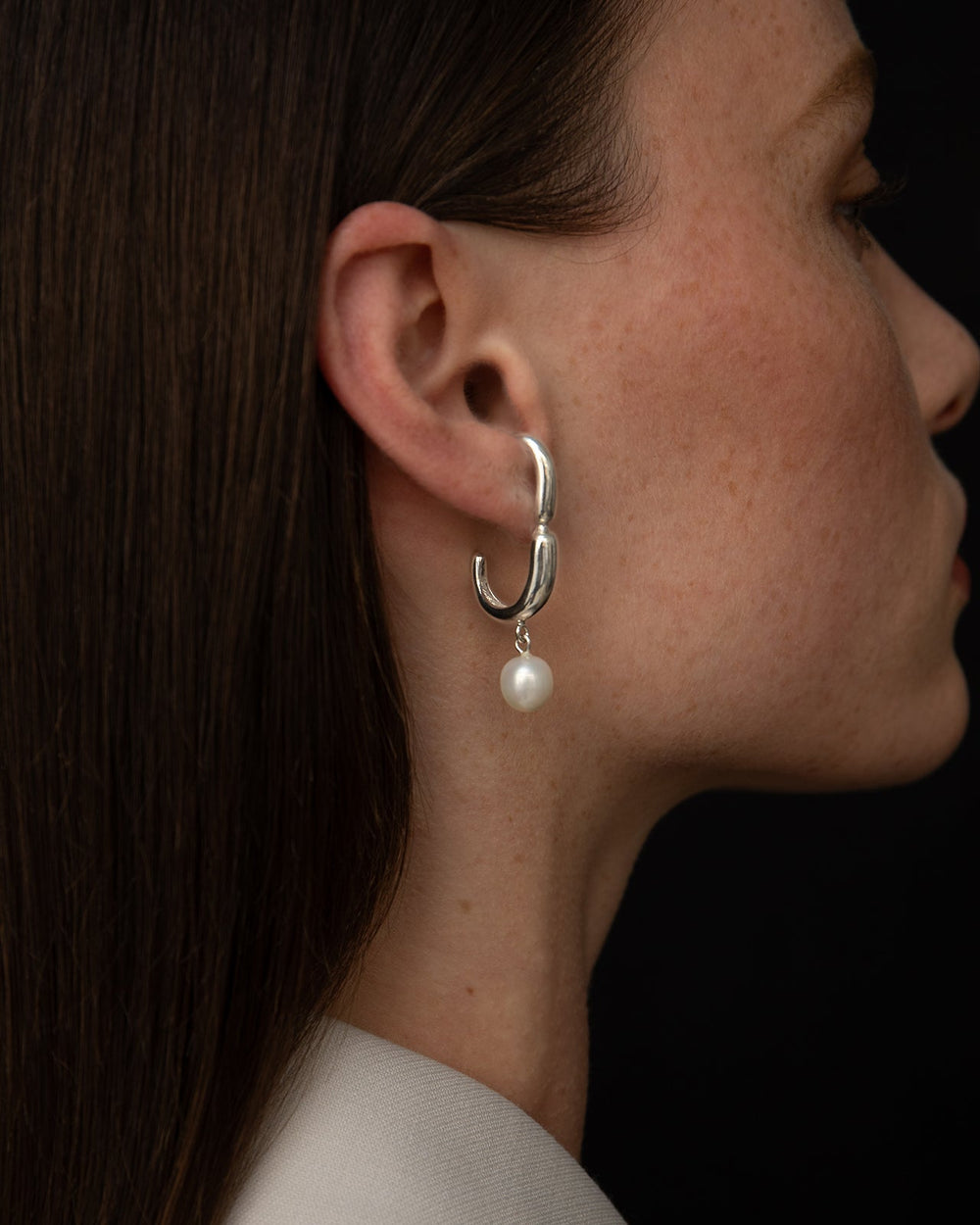 Pendientes Hope Huggie con perla blanca