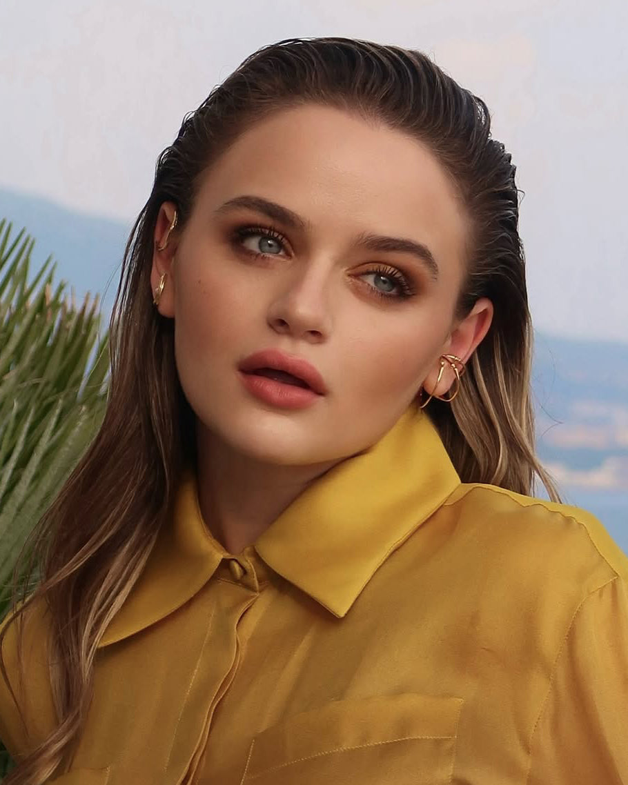 Joey King lleva los anillos Hope Open, ear cuff Hope Triple y ear cuff Oksa