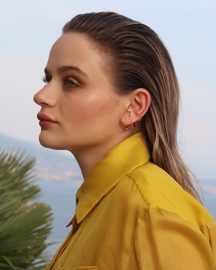 Joey King lleva los anillos Hope Open, ear cuff Hope Triple y ear cuff Oksa