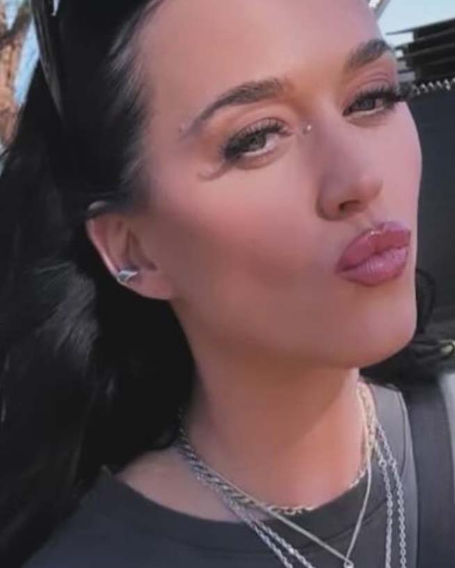 Katy Perry porte le ear cuff Perfectly Imperfect à Coachella