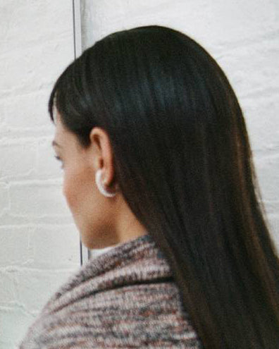 Katie Holmes luce los pendientes Serenity Huggie para el número Luxury de Who What Wear