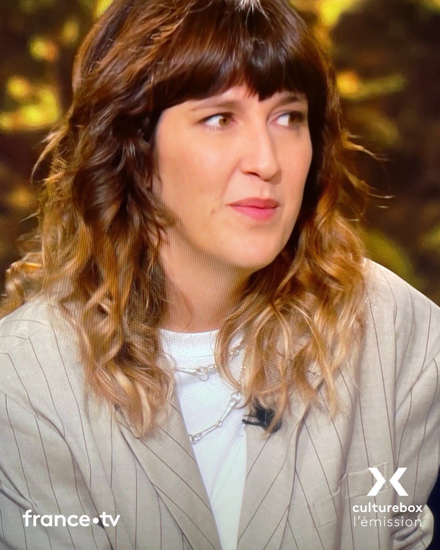 Daphné Bürki luce el collar Hope Two Chain para Culturebox.