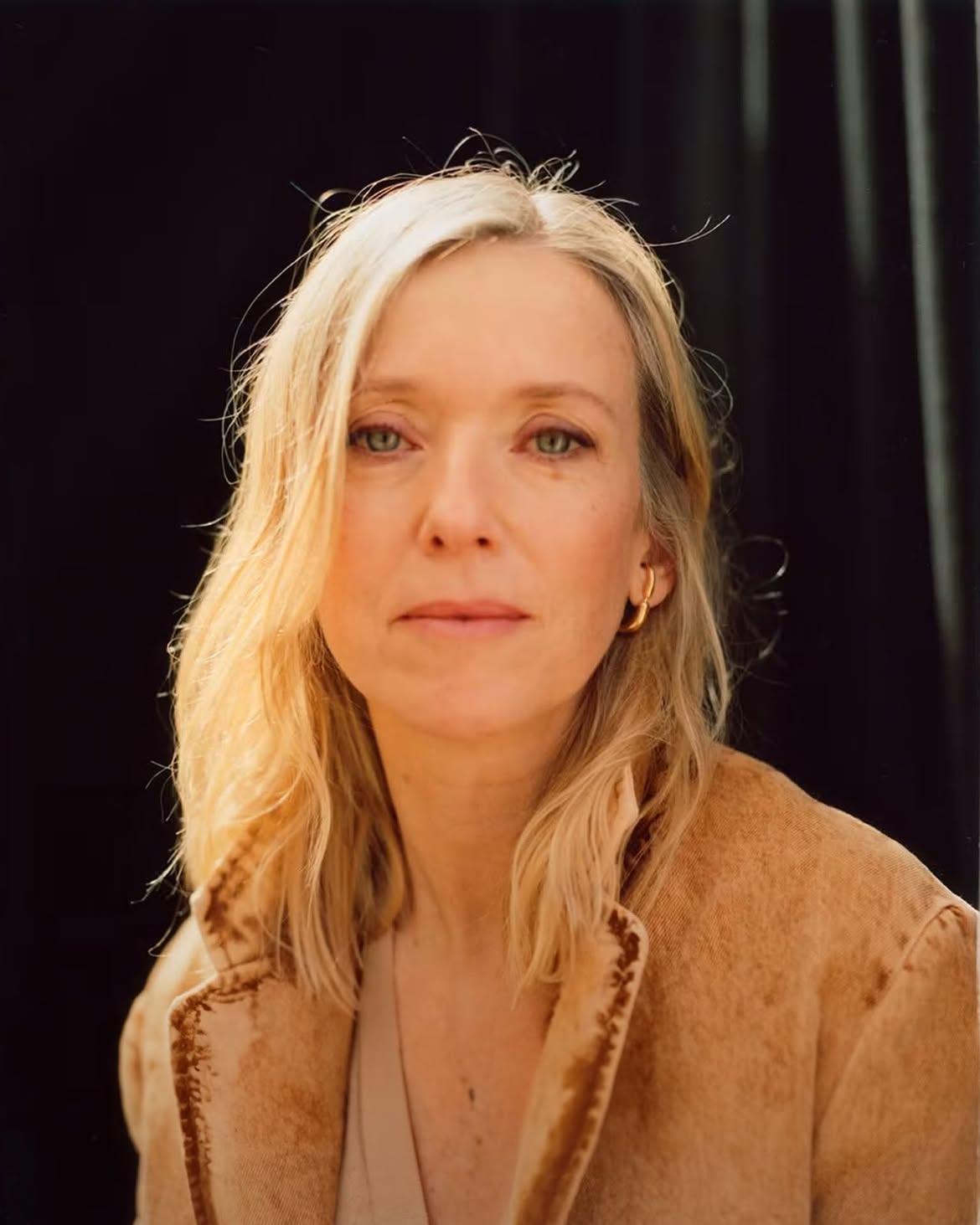 Léa Drucker, photographiée pour Le Monde, porte les Hope Huggie de Mara Paris.