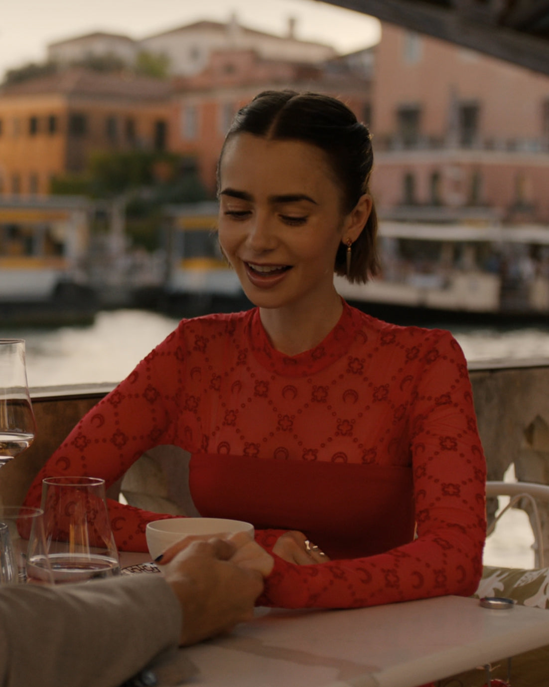 Emily (Lily Collins) luce el anillo Flux en Emily in Paris, temporada 5.