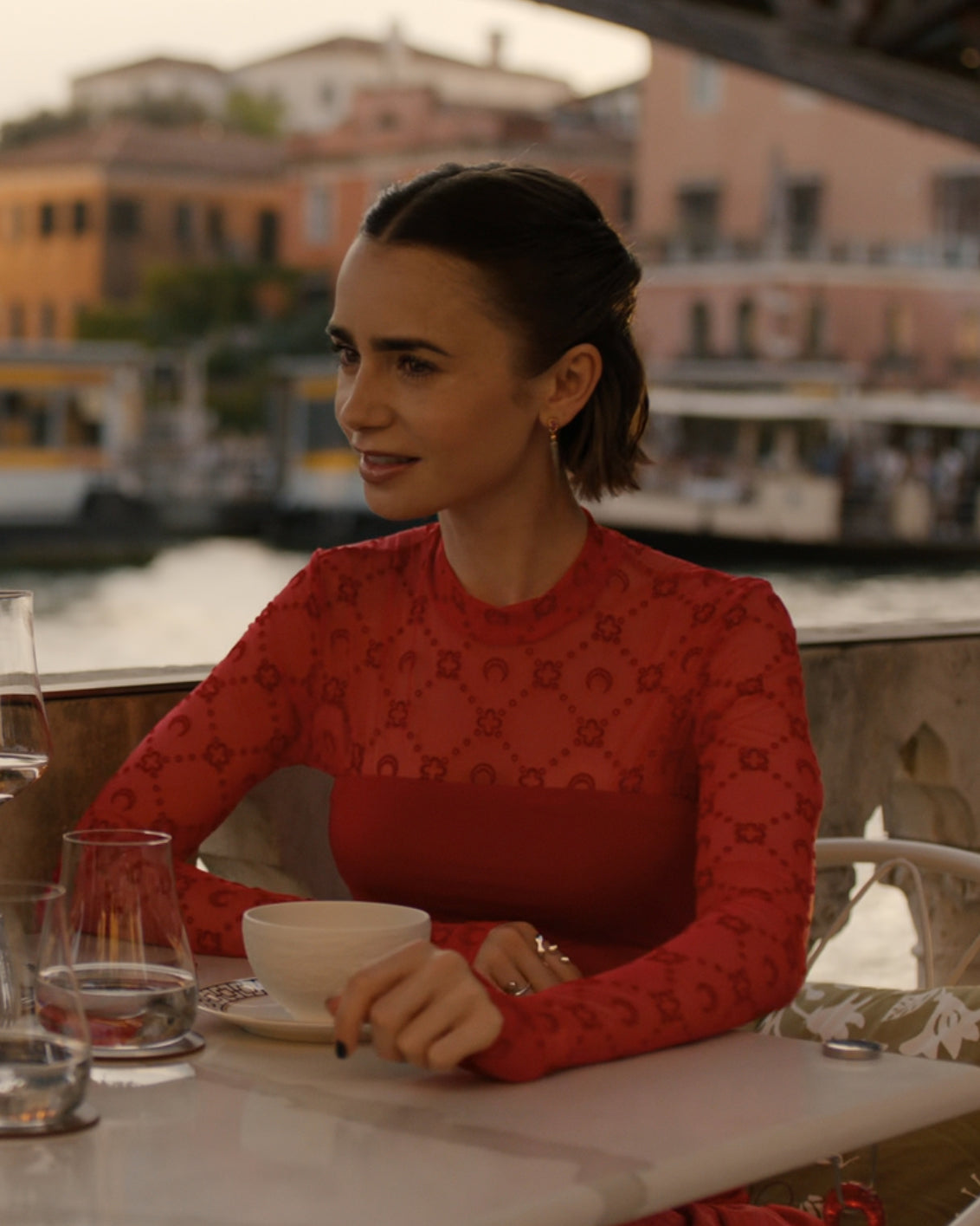 Emily (Lily Collins) luce el anillo Flux en Emily in Paris, temporada 5.