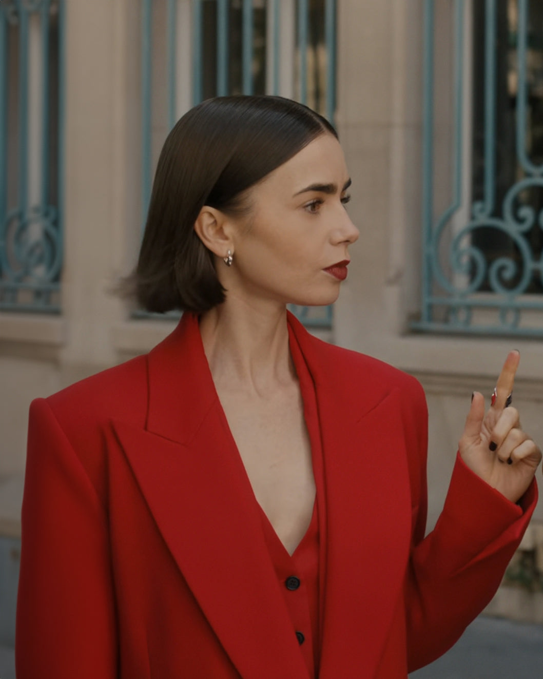 Emily (Lily Collins) luce los pendientes Lunar Medium en Emily in Paris, temporada 5.