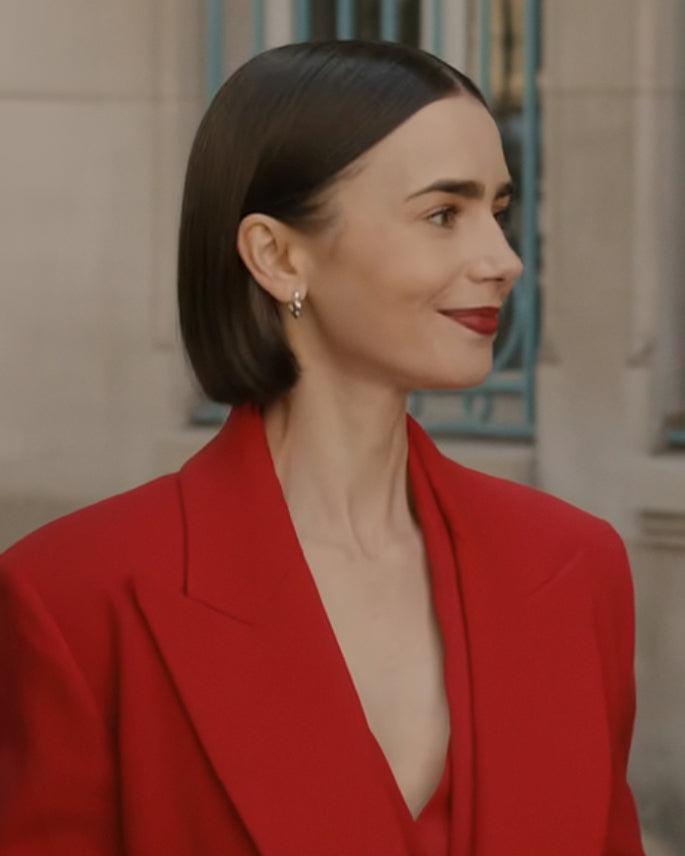 Emily (Lily Collins) luce los pendientes Lunar Medium en Emily in Paris, temporada 5.