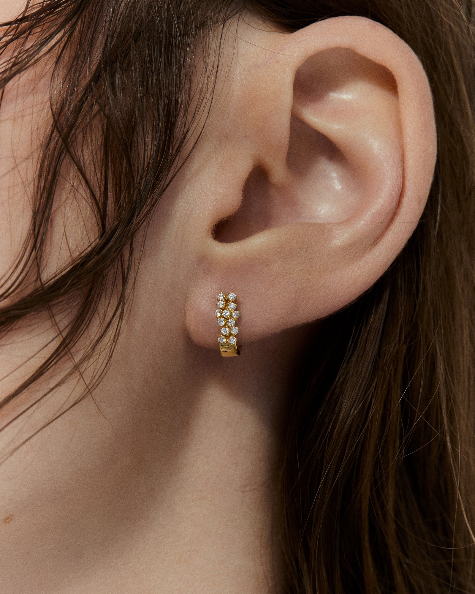 Boucles d'oreilles chaîne traversante serties de zircons plaqué or Boucles d'oreilles chaîne traversante serties de zircons plaqué or