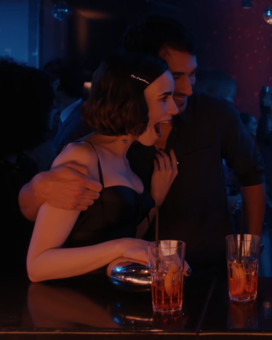 Emily (Lily Collins) luce la horquilla Poem en Emily in Paris, temporada 5