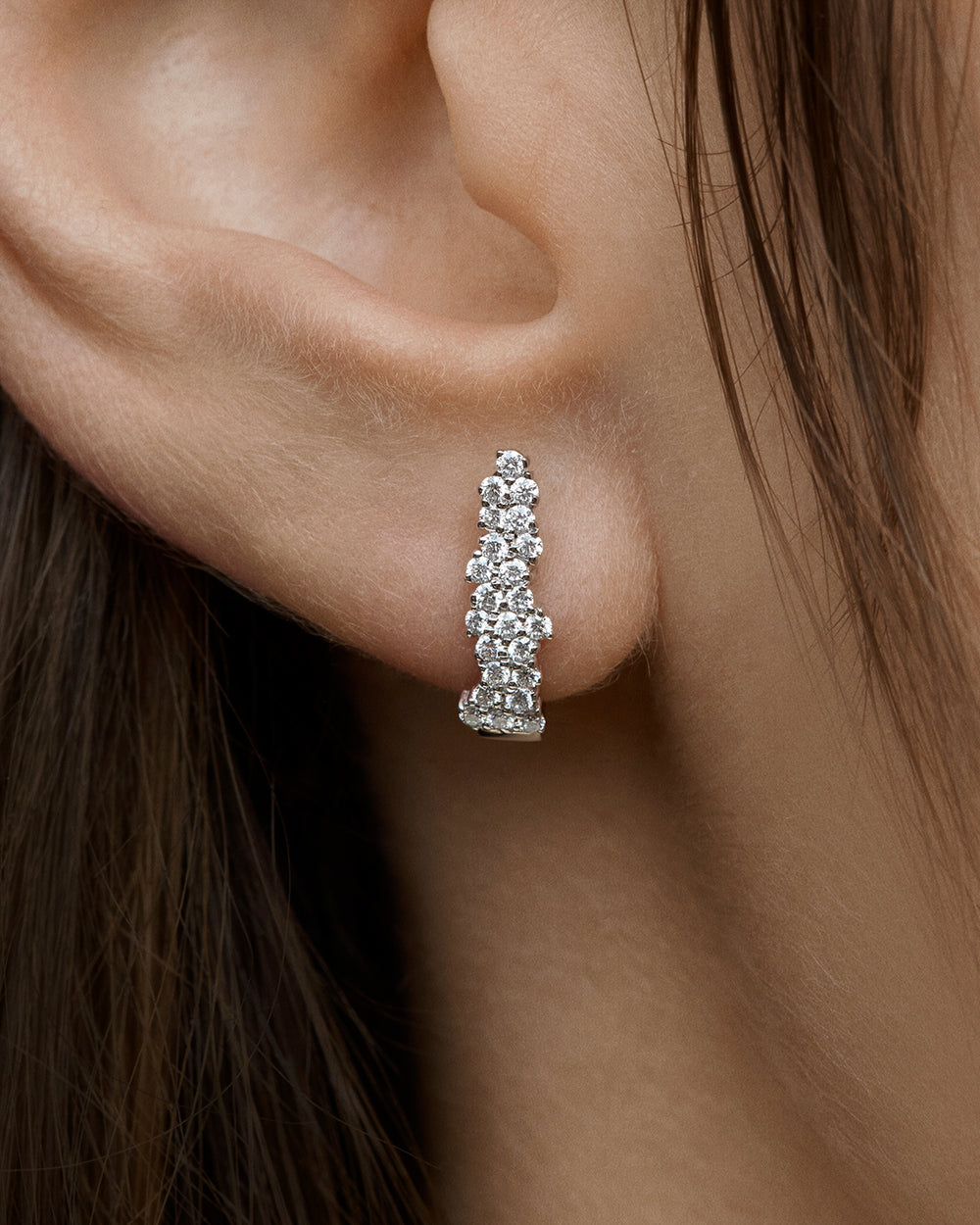 Boucles d’Oreilles Huggie Quiet Intensity Extended en Or Blanc