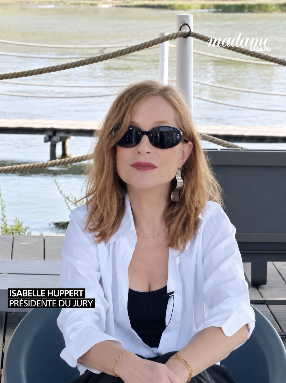 Isabelle Huppert en boucles d’oreilles Wave de Mara Paris.