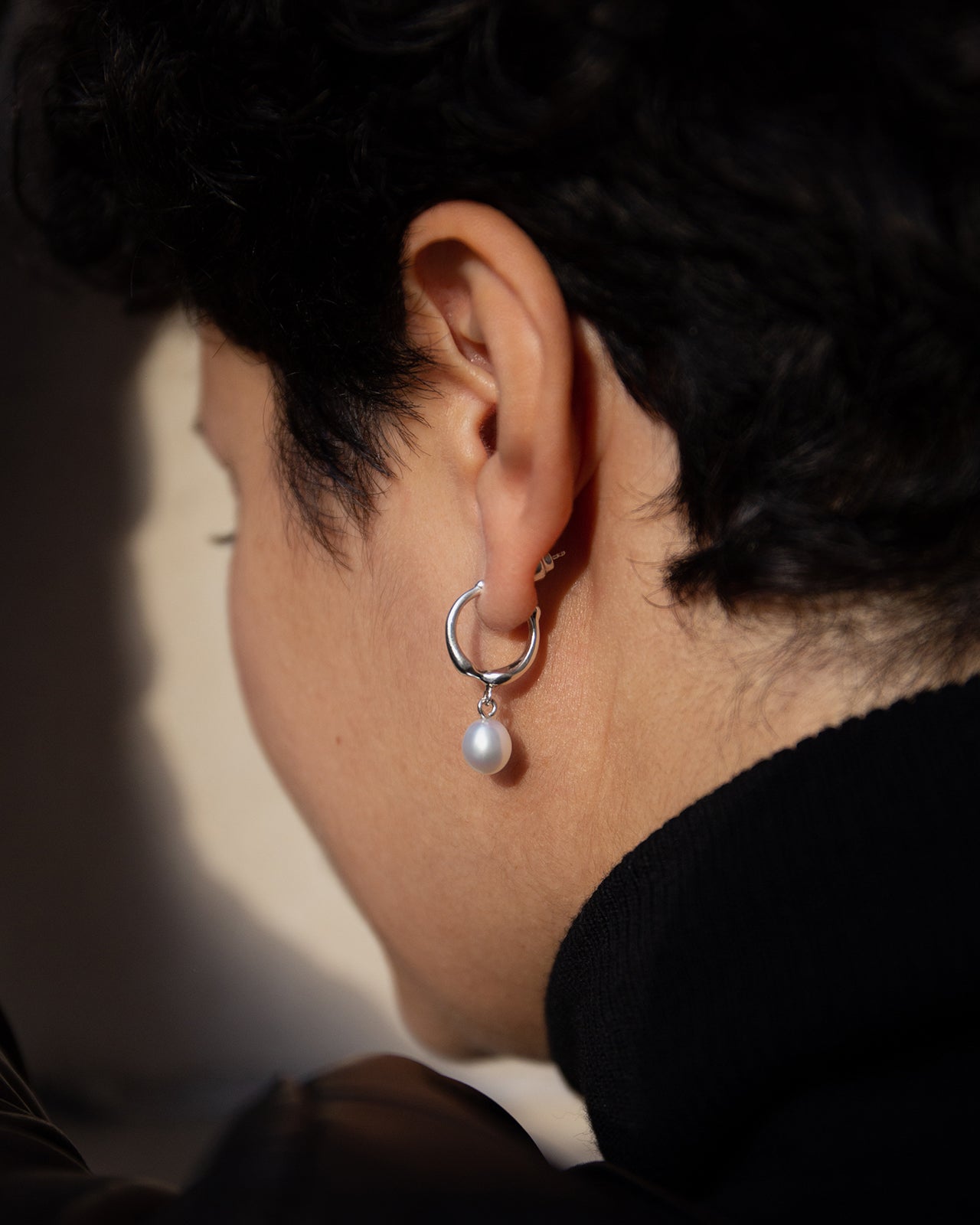 ピアス LAZY DAWN pearl point hoop earring Bridget Pearl Hoop Earrings | Caitlyn Minimalist
