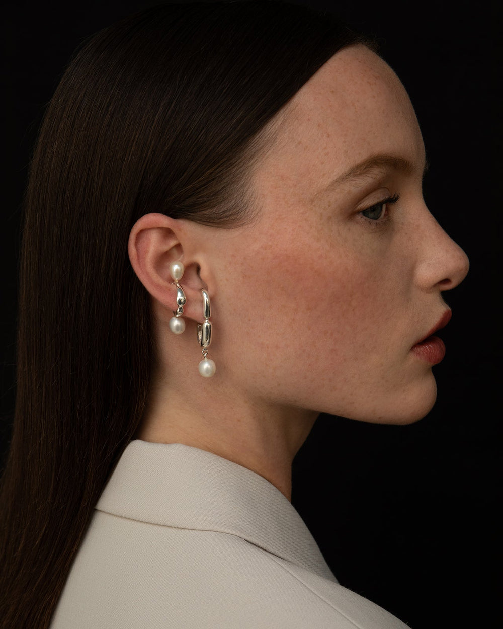 Pendientes Hope Huggie con perla blanca