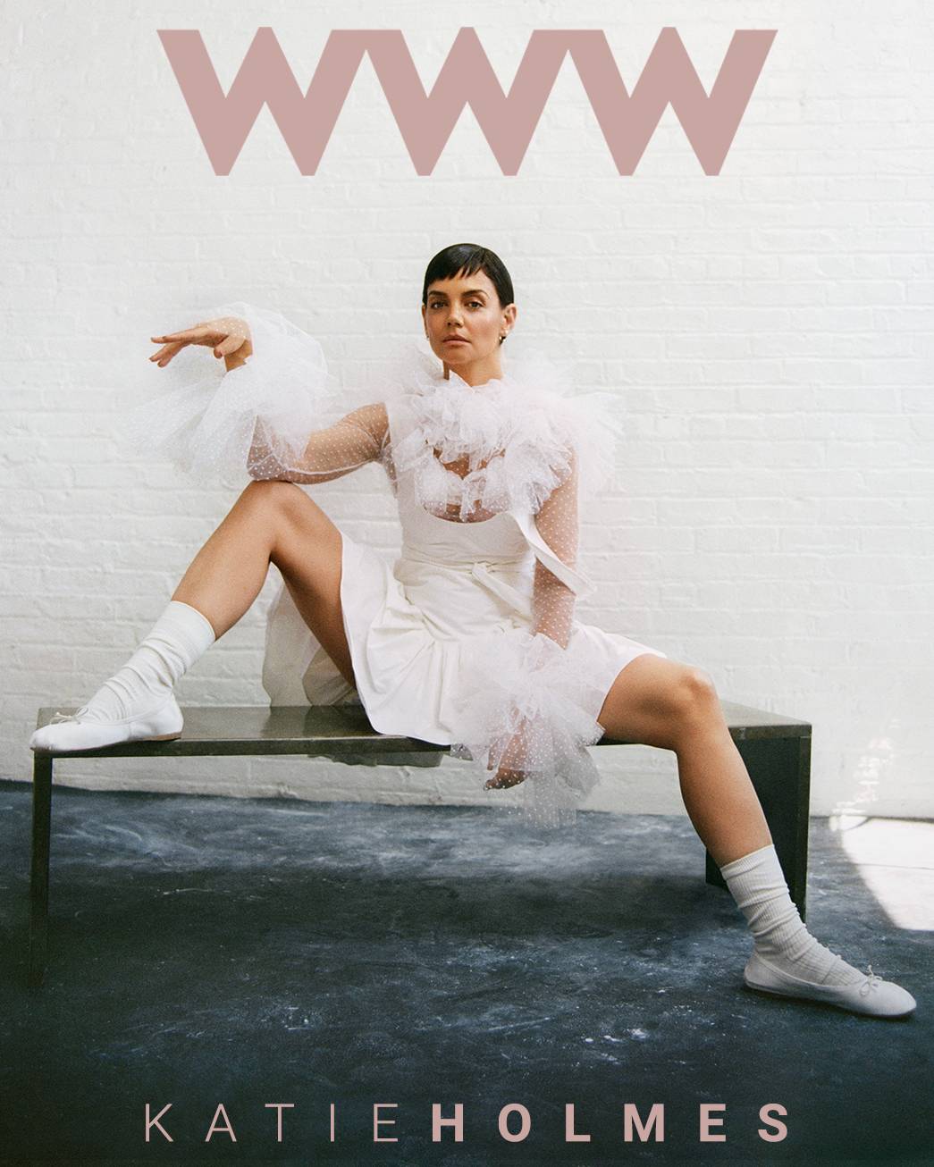 Katie Holmes luce los pendientes Serenity Huggie para el número Luxury de Who What Wear