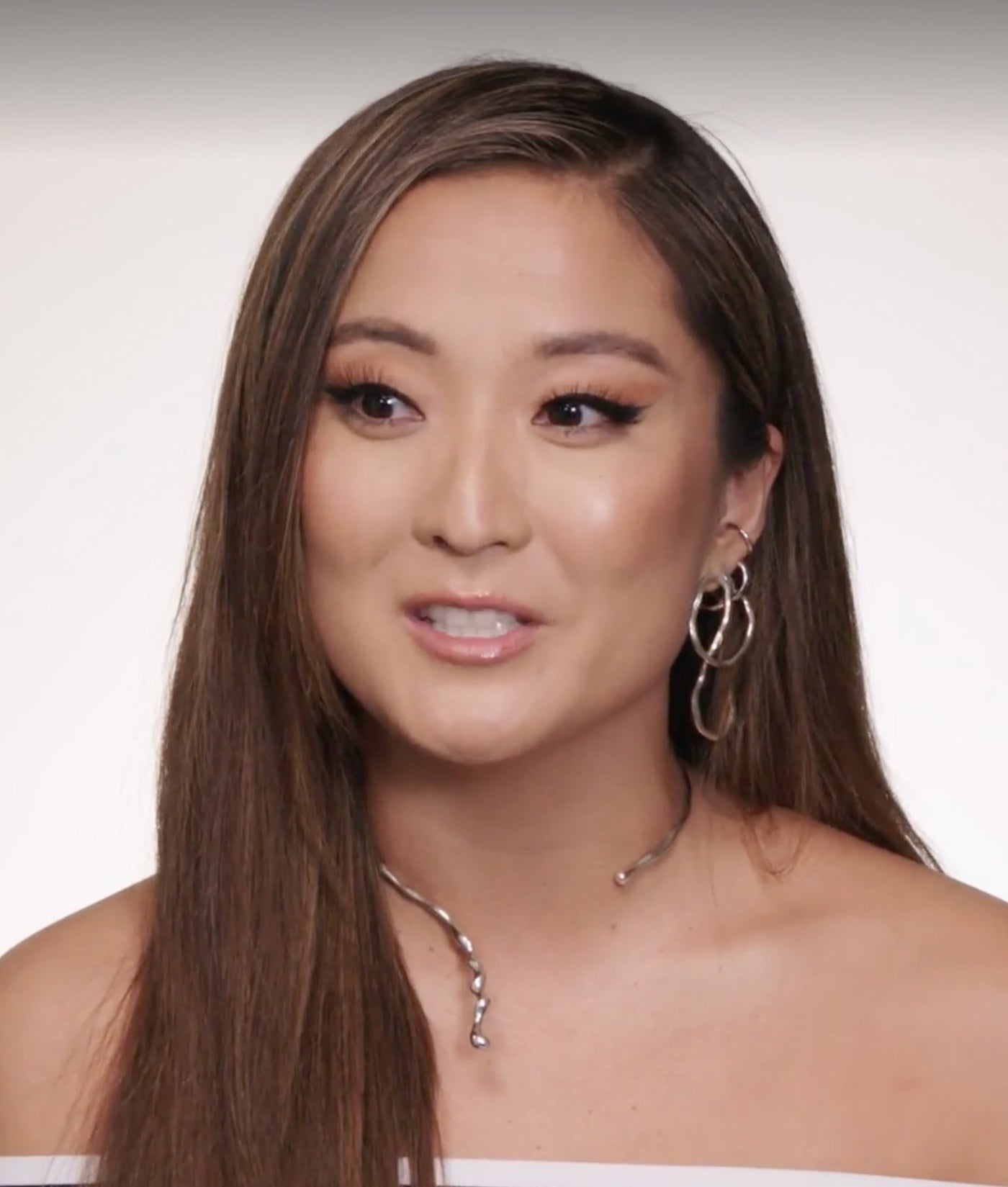 Ashley Park luce el collar Poem y los pendientes Aino para la revista Women’s Health