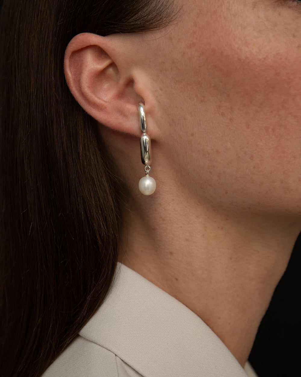 Boucles d'oreilles Hope Huggie avec perle blanche