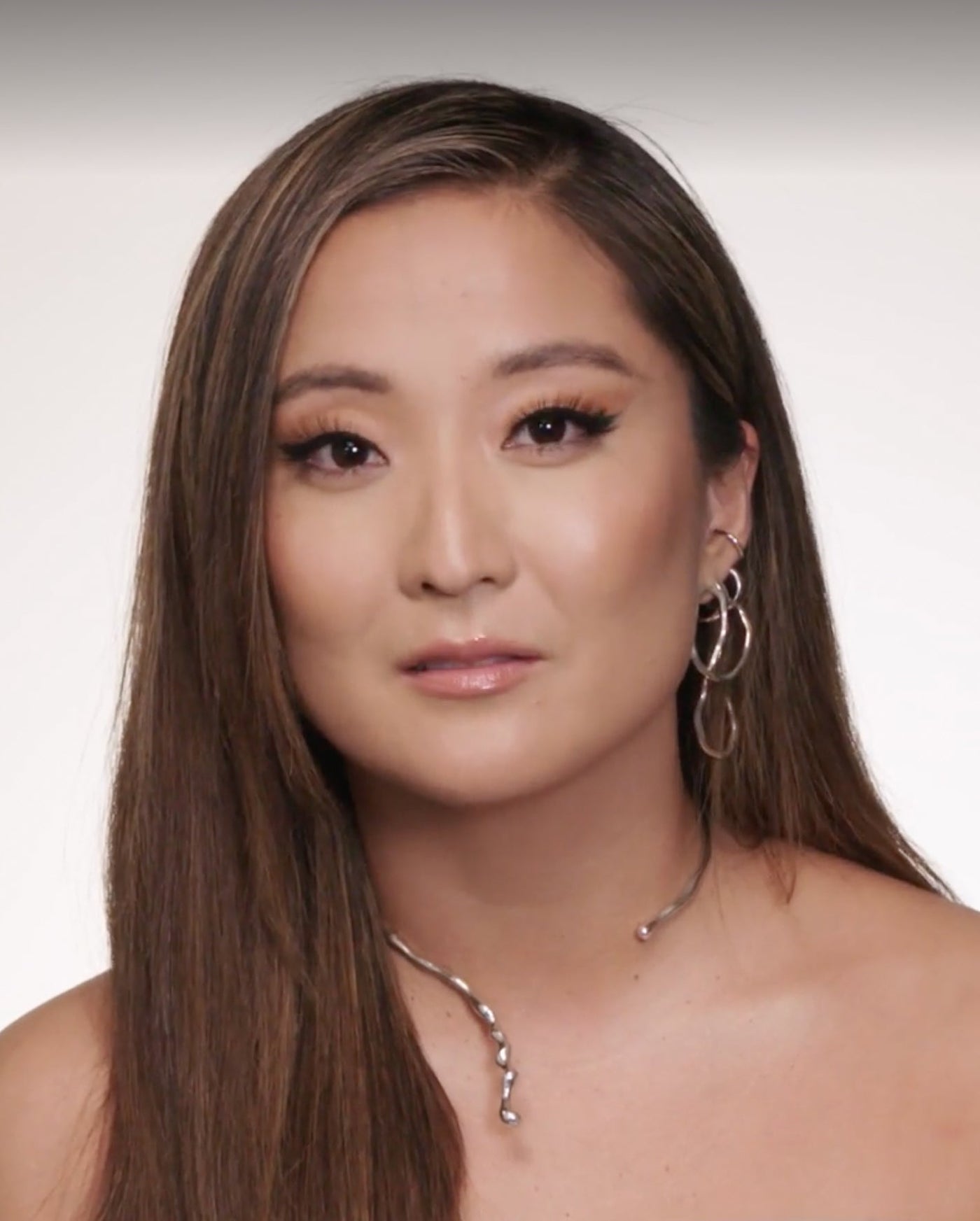 Ashley Park luce el collar Poem y los pendientes Aino para la revista Women’s Health