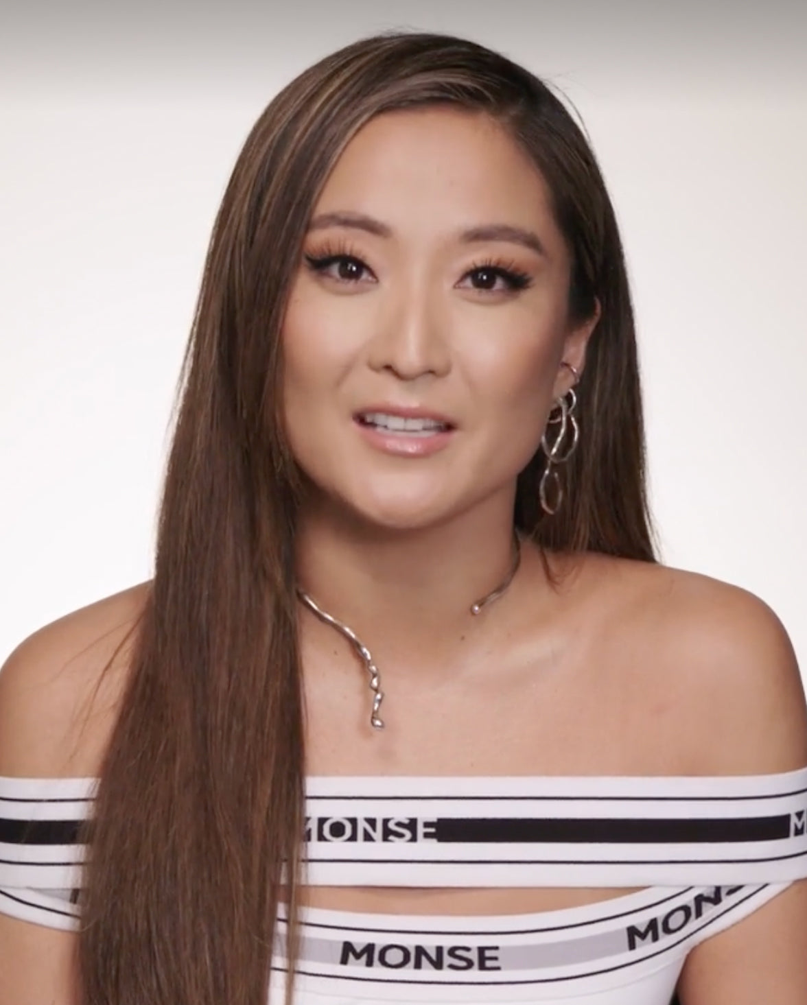 Ashley Park luce el collar Poem y los pendientes Aino para la revista Women’s Health